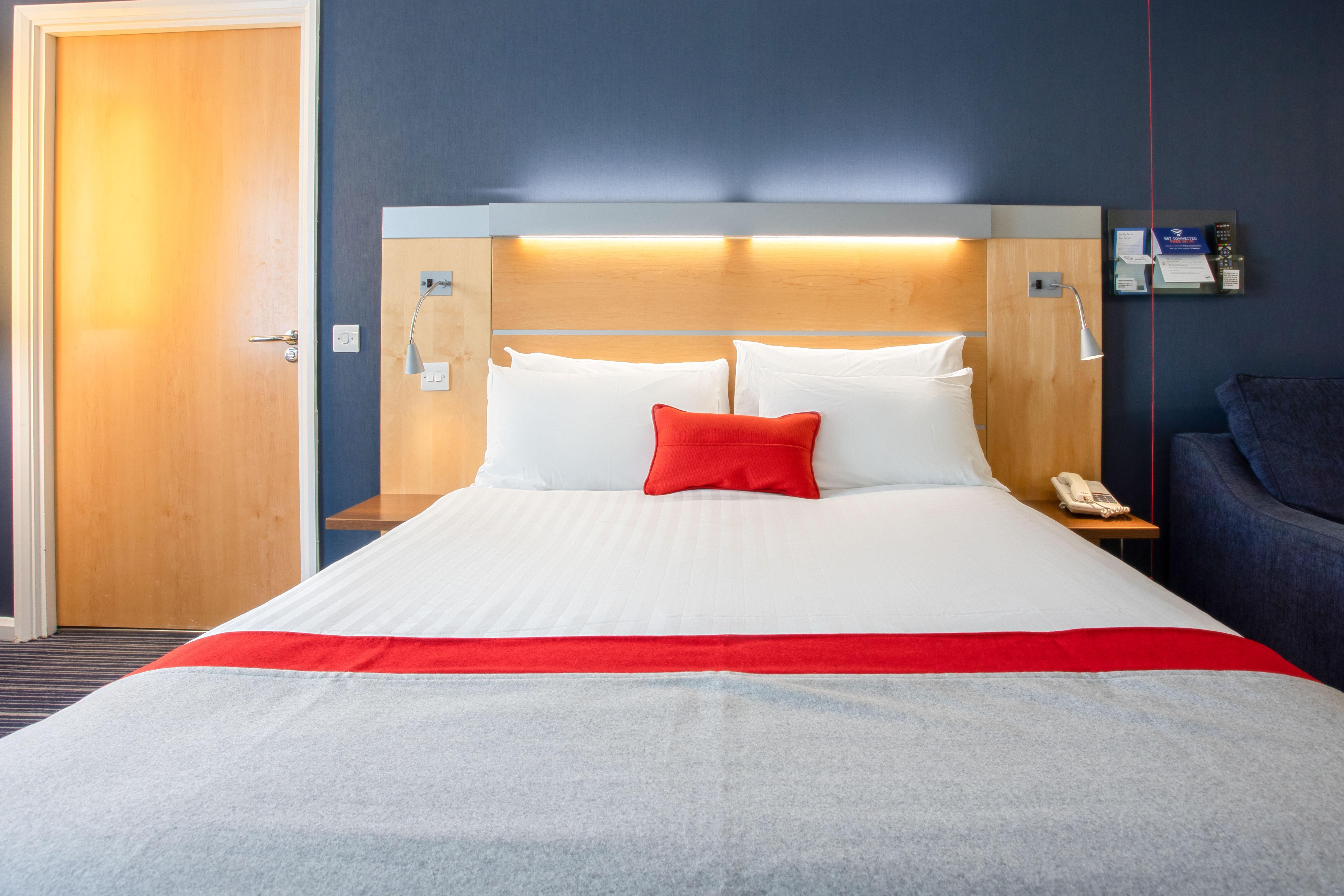 Holiday Inn Express Dunfermline By Ihg Экстерьер фото