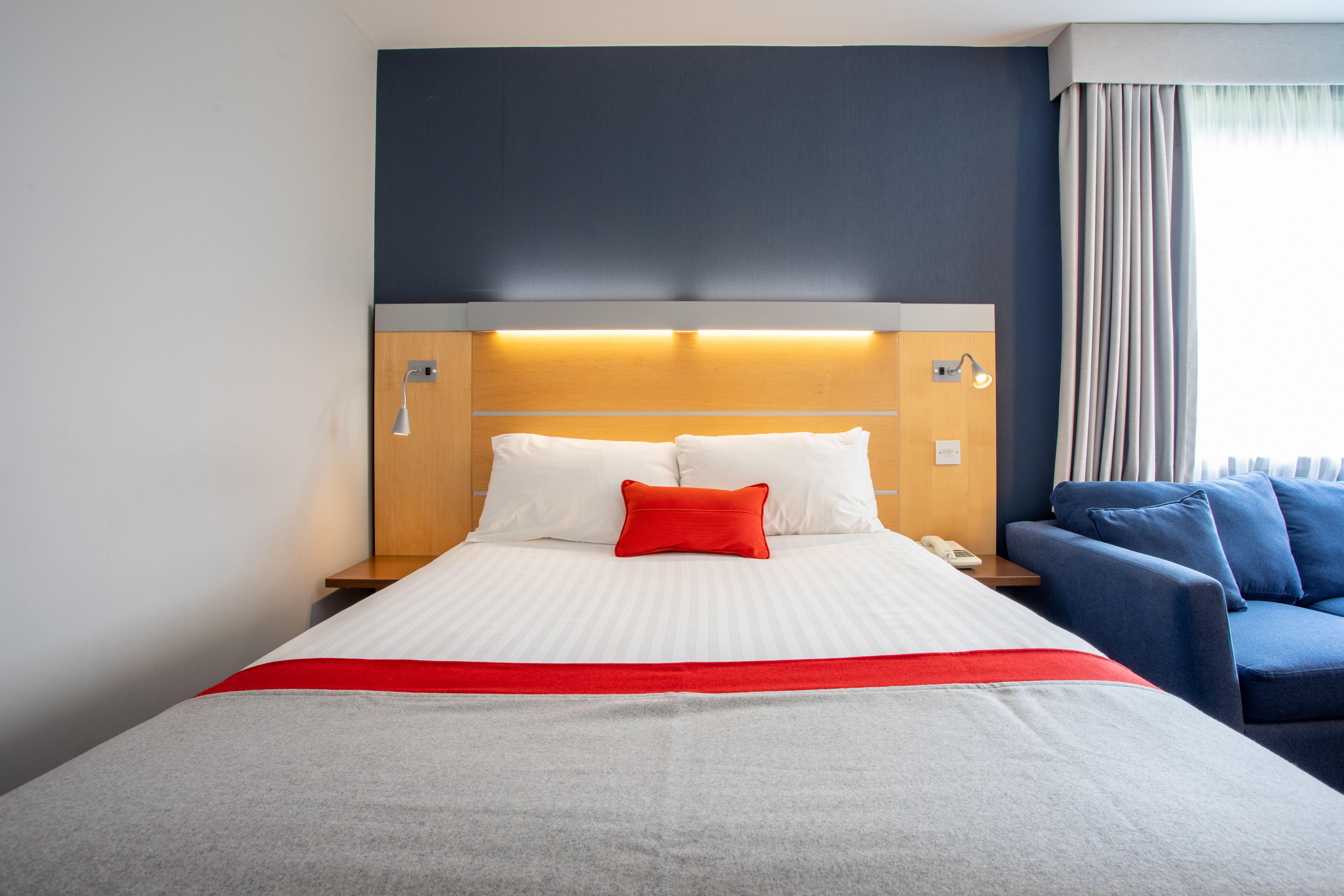 Holiday Inn Express Dunfermline By Ihg Экстерьер фото