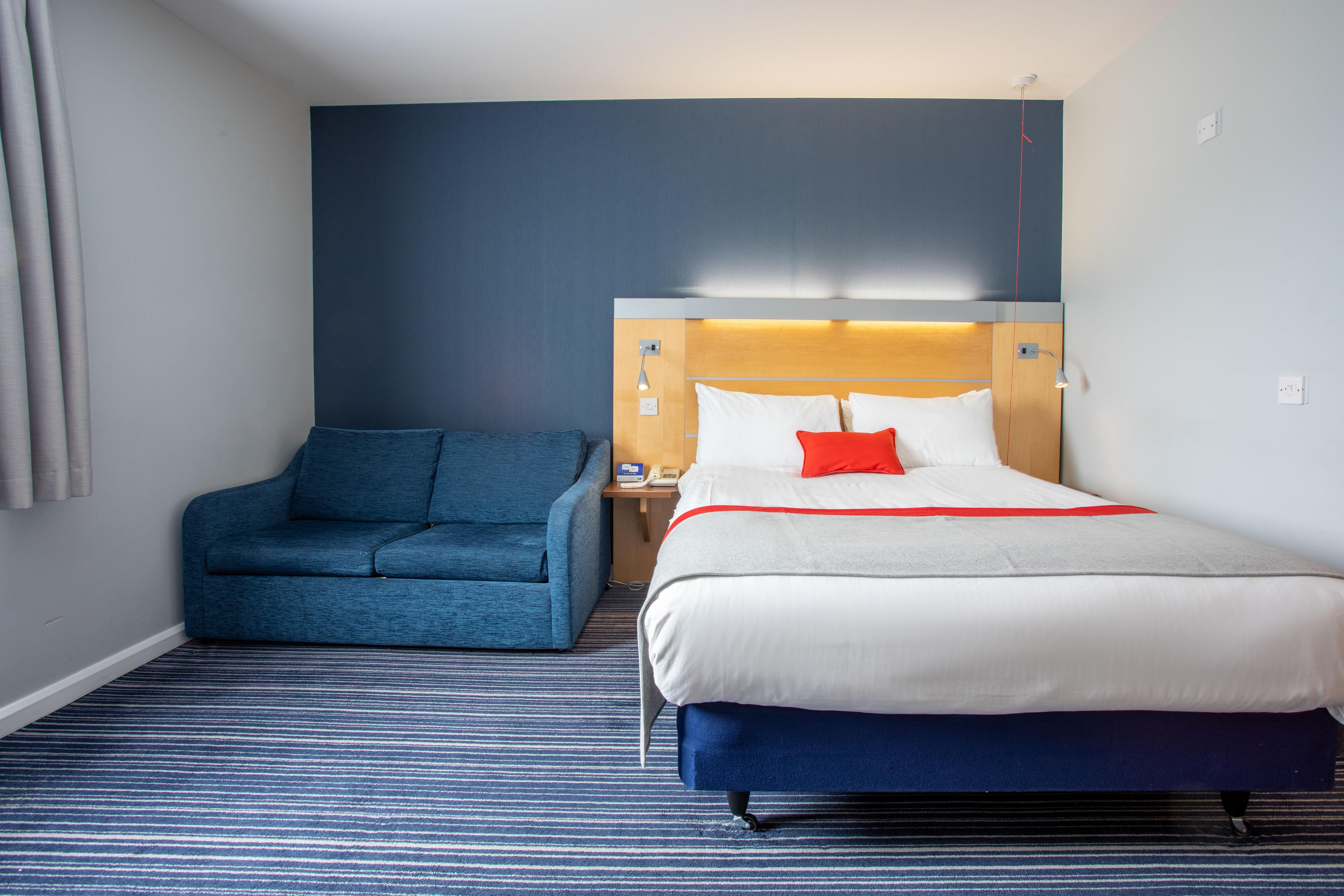Holiday Inn Express Dunfermline By Ihg Экстерьер фото