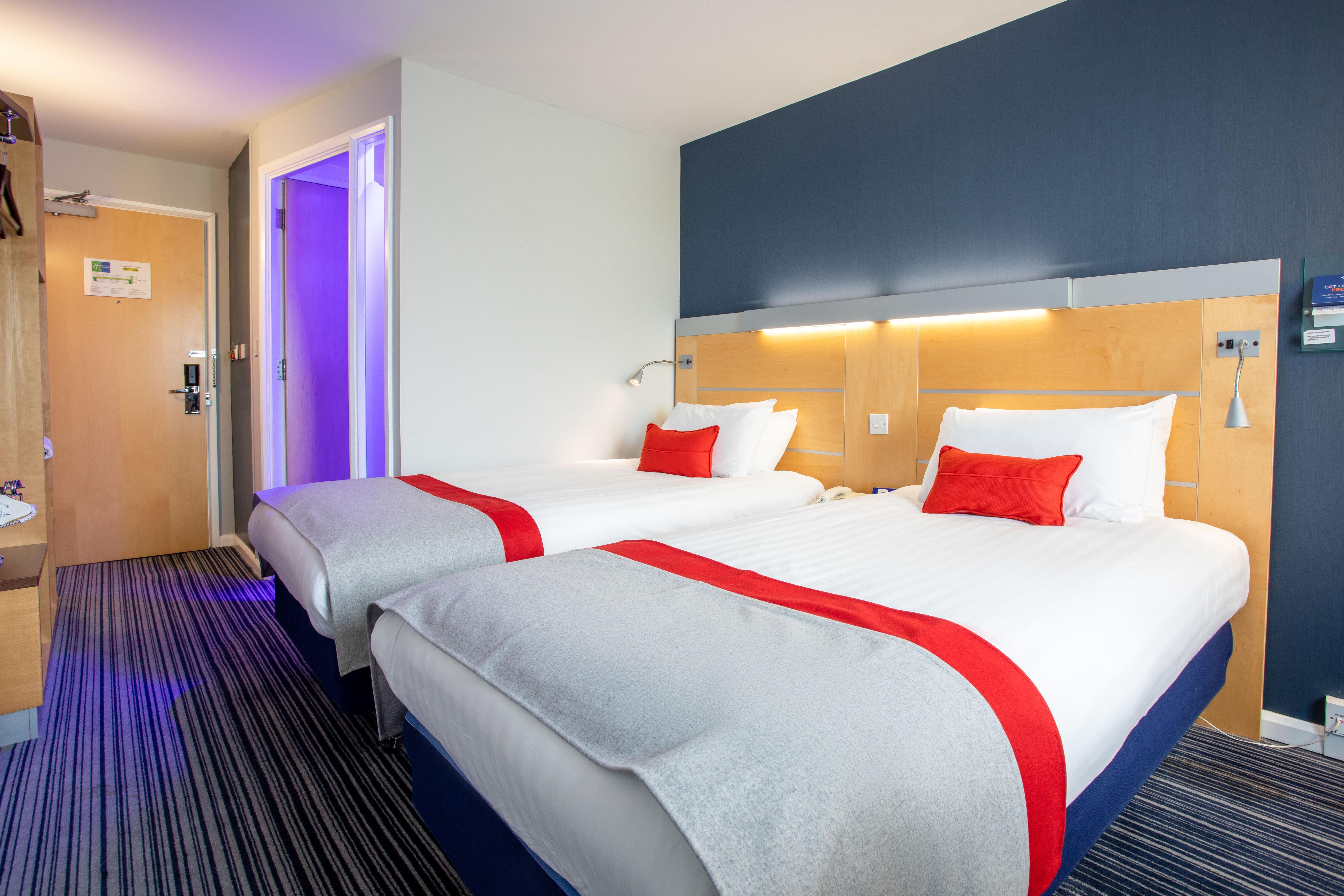 Holiday Inn Express Dunfermline By Ihg Экстерьер фото