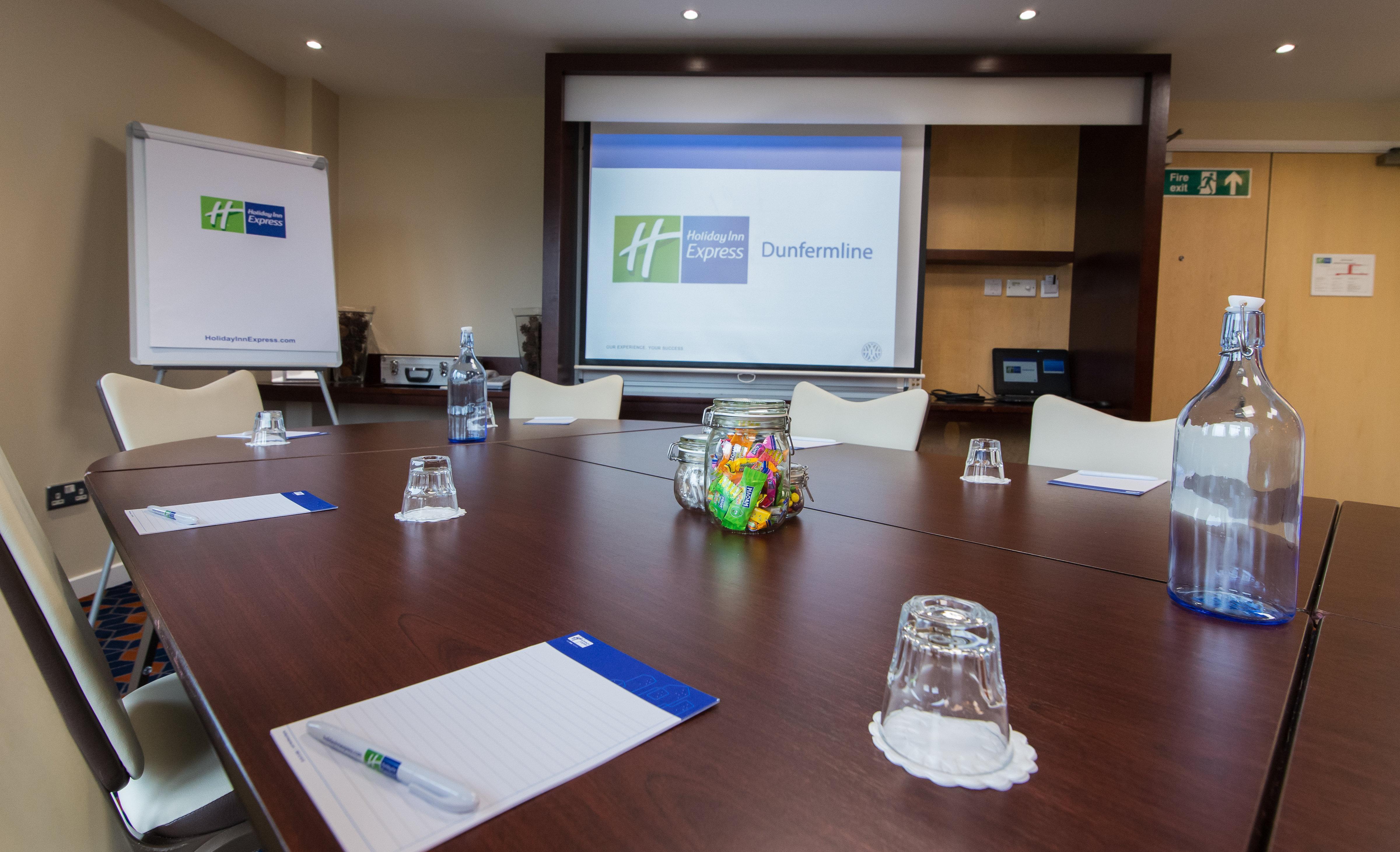 Holiday Inn Express Dunfermline By Ihg Экстерьер фото
