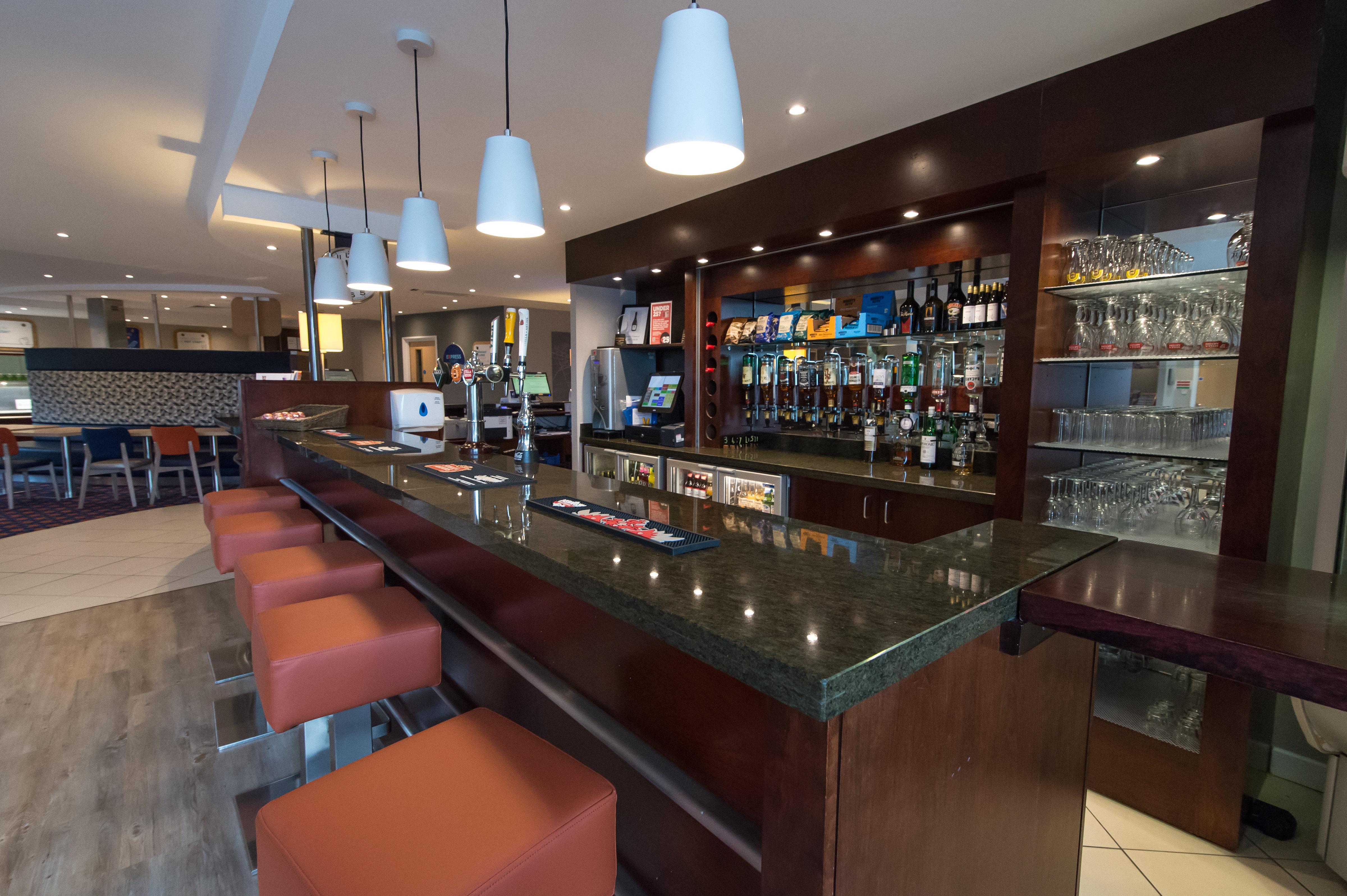 Holiday Inn Express Dunfermline By Ihg Экстерьер фото