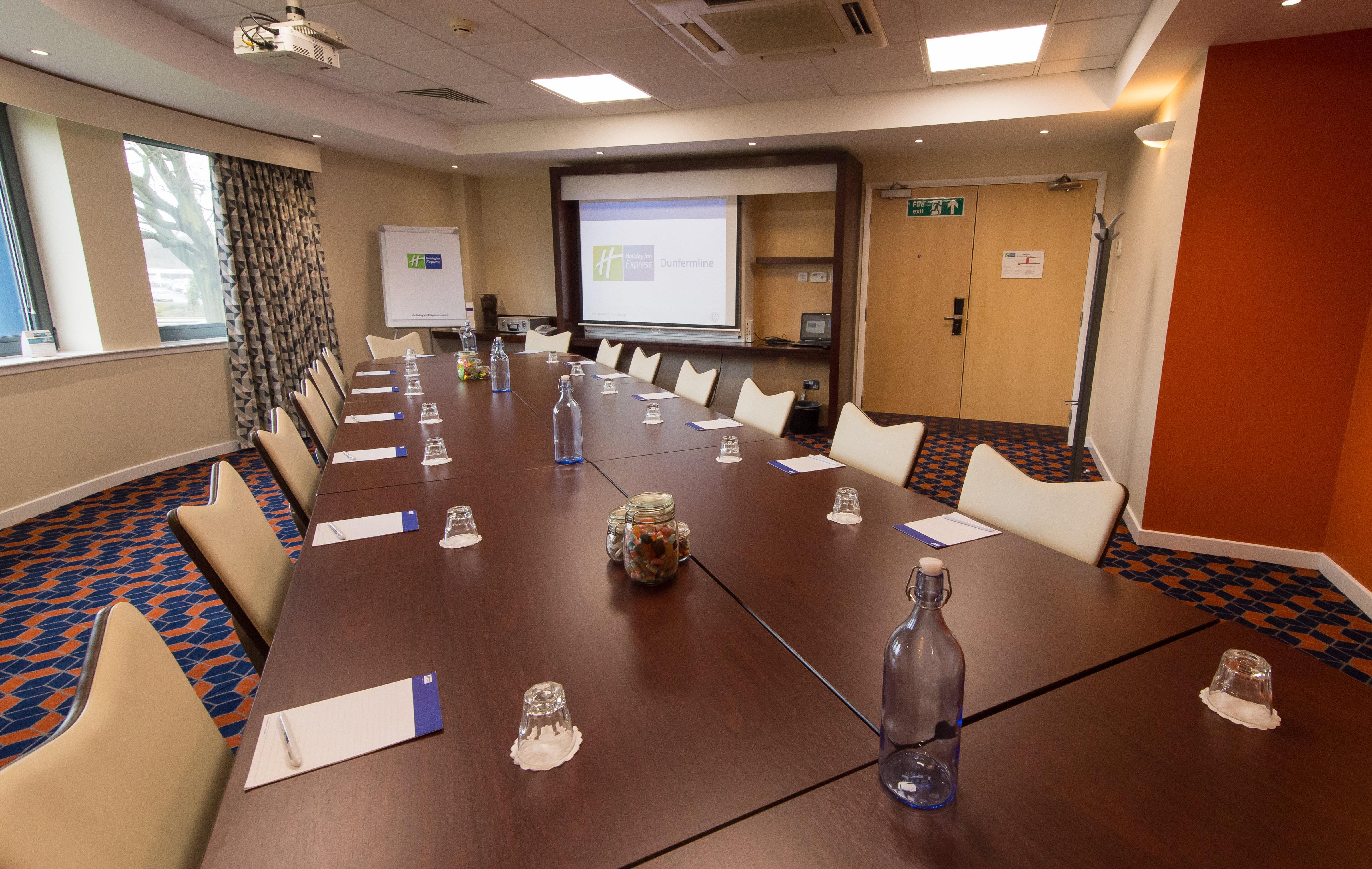 Holiday Inn Express Dunfermline By Ihg Экстерьер фото