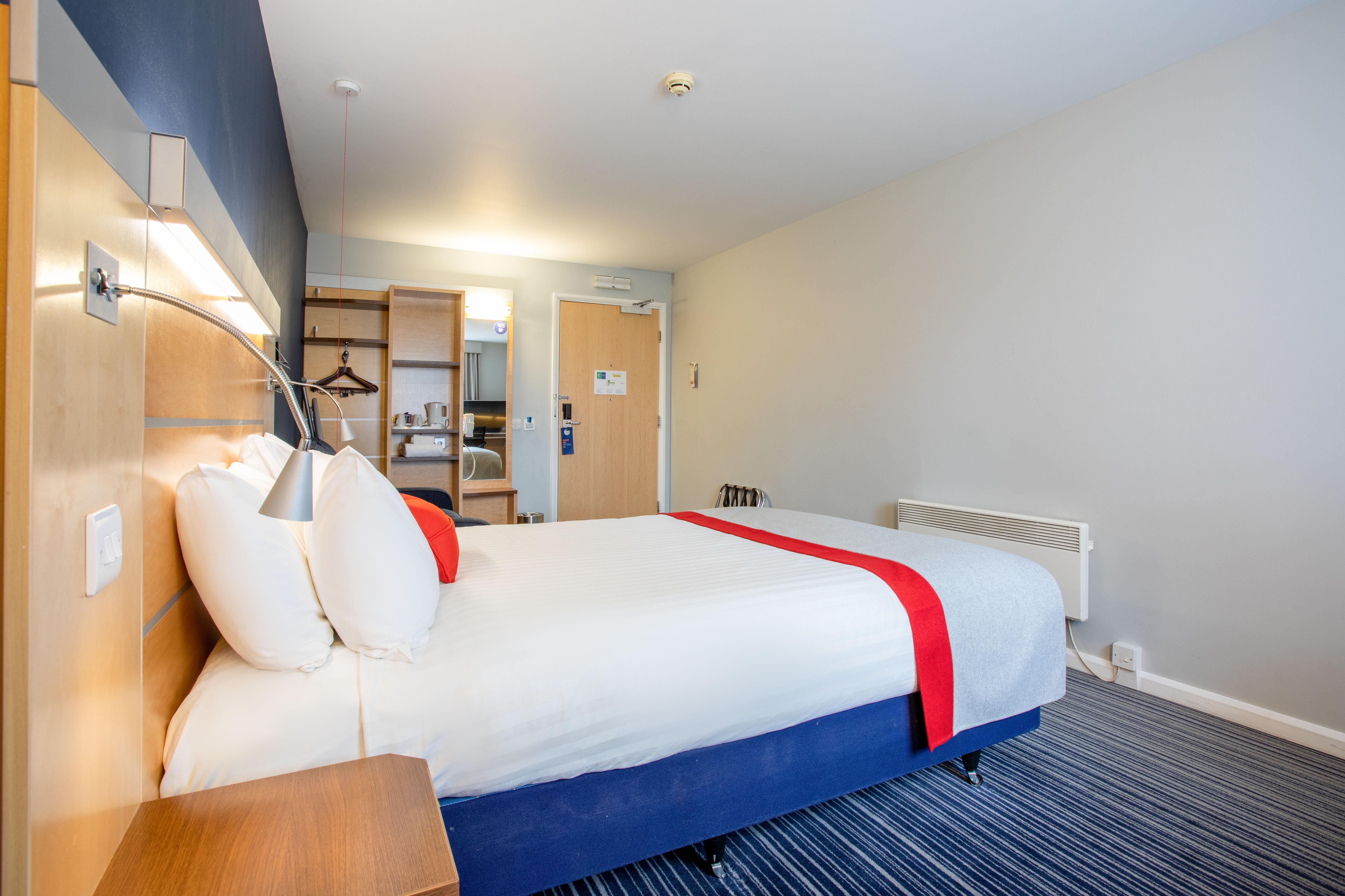 Holiday Inn Express Dunfermline By Ihg Экстерьер фото