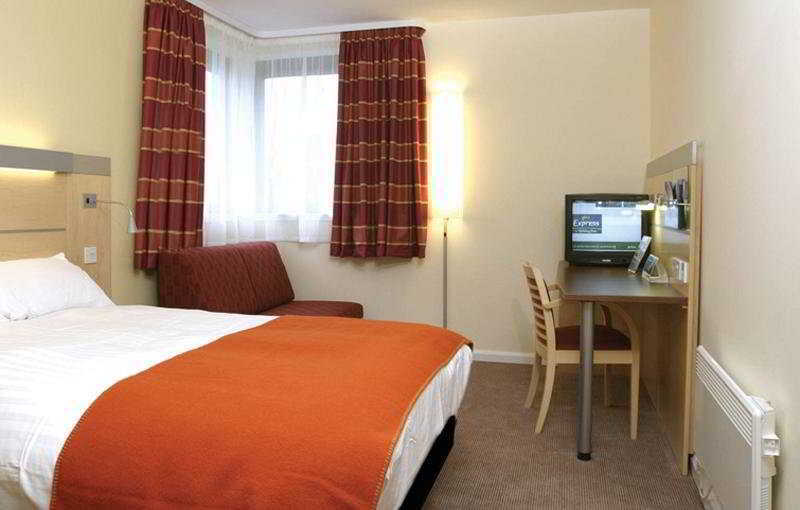 Holiday Inn Express Dunfermline By Ihg Экстерьер фото