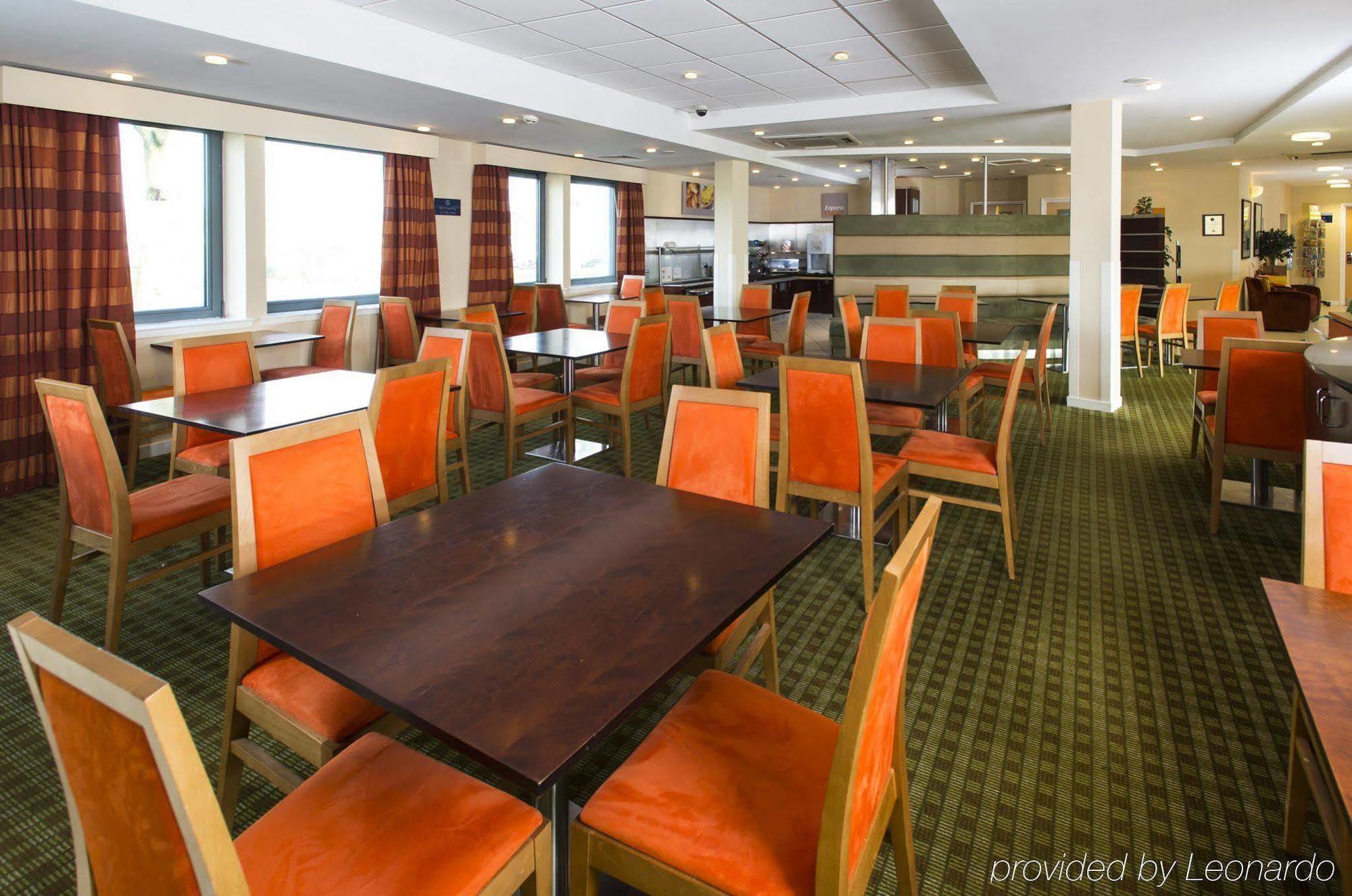 Holiday Inn Express Dunfermline By Ihg Экстерьер фото