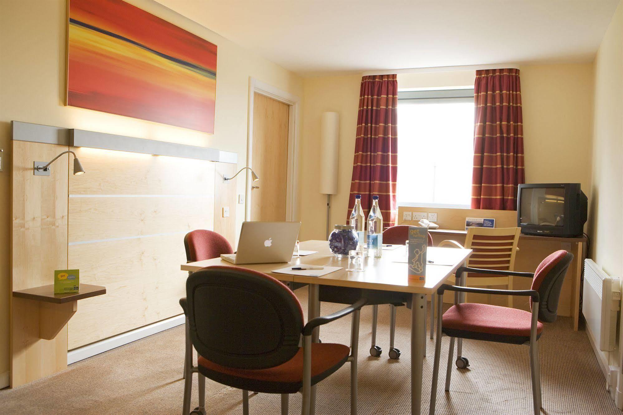 Holiday Inn Express Dunfermline By Ihg Экстерьер фото